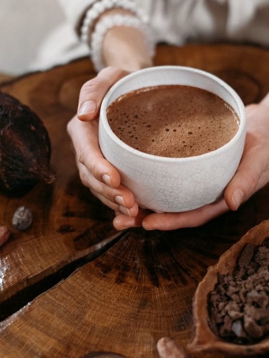 Cerimonia del cacao, il rituale sacro per connettersi con sé stessi e aprire il cuore agli altri